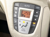【オートエアコン】一度お好みの温度に設定すれば、車内の温度を検知し風量や温度を自動で調整。暑い&hellip;寒い&hellip;と何度もスイッチ操作をする必要はありません。快適な車内空間には必須の機能ですね♪