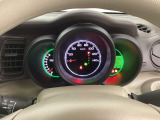 真ん中にスピードメーターを配した、見やすい3眼メーターになっています。右側のインフォメーション画面でオドメーターや燃費などの情報を確認できます。