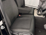 フロントシートです!!ベンチシートなので座席の移動もスムーズに出来ます!!足元も広く運転も楽ですよ!!