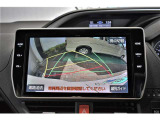 バックガイドモニター付き。車両後方の映像をナビ画面に表示し、駐車などの後退操作をサポートします。