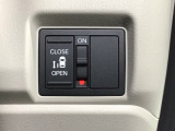 パワースライドドアが付いています。ワンタッチで簡単にお子様でも、お年寄りの方でも、開閉できますからとても便利です。キーレスや車内スイッチでも自動でドアの開閉ができます。