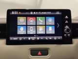 HondaCONNECT対応の便利なナビディスプレー。お持ちのスマートフォンと連携して、ナビやBluetoothでの音楽再生が可能です。デザインはもちろん、操作性も良好です。