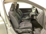 広い足元にゆったり座れるシートには肘掛けも装備しており長距離の運転でも疲れにくくなってます。女性でも運転がしやすいように、シートの高さ調整機能(シートリフター)がついています。