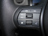 オーディオコントロールスイッチがハンドルに装備されているのでハンドルから手を離さずに運転が可能です。
