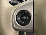 ステアリングスイッチがついていますので、オーディオのチャンネル変更、ボリューム、ジャンル変更が操作可能です。ハンドルから手を離さず安全に操作できます。