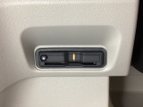 ハンドルの左下にETCがついています。高速道路の料金所の通過も楽々です。 カードの取り出しもしやすい場所についています。