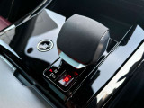 【シフトレバー】シフトレバーはしっくりと手になじみ楽にシフト変更ができます。スレや汚れはございません!周りはピアノ調のパネルを使用しており細部まで手を抜く事はございません。