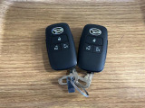 【スマートキー】 スマートキーを携帯していれば、ドアハンドルのボタンを押してロックの解除ができ、パワースライドドアもワンタッチで開閉できます。