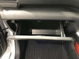 【グローブボックス】収納も充実