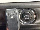 【キーレススタートシステム】カバンやポケットに入れたままでもドアの施錠・解錠が可能なスマートキーを装備。エンジンのオン・オフ時もカギを取り出す必要が無いからとっても便利です♪