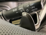 ステアリングの裏側、左右にパドルシフトがついています。右が+、左が-の操作でシフトチェンジを行い、エンジンブレーキなどのマニュアル操作ができます。