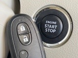 【キーレススタートシステム】カバンやポケットに入れたままでもドアの施錠・解錠が可能なスマートキーを装備。エンジンのオン・オフ時もカギを取り出す必要が無いからとっても便利です♪