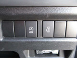 アイドリングストップOFFやパワースライドドア操作などのスイッチをまとめて配置。運転席から直感的に操作しやすく、日常の使い勝手に配慮された便利な装備です。