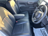 乗り心地の良いフロントシートです。足回りも広々としておりますので、長時間の運転も疲れづらいですよ。