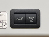 【パワーバックドア】スマートキーや運転席のボタンを押すだけでリアゲートが自動で開閉します!荷物を持っている時や、高い位置にあるバックドアを閉める際に便利な機能です♪