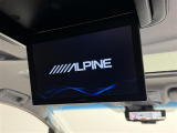【ALPINE・フリップダウンモニター】アルパイン製10.1インチ後席モニターを装備。家族や仲間との長距離ドライブも、このモニターがあればさらに盛り上がりますね!