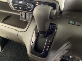 CVT車のセレクトレバーです。低速から高速まで、変速ショックのないスムーズな走りを実現するとともに、エンジン効率のよい領域を維持することで燃費にも貢献します。