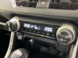 【左右独立型フルオートエアコン】運転席と助手席でそれぞれお好みの温度に設定可能。同乗者にも配慮した、快適な空調をお届け致します。