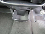 シフトレバー下の足元にも収納が付いています
