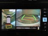パノラミックビューモニター付きです。車両を上から見たような映像をディスプレイオーディオ画面に表示。運転席からの目視だけでは見にくい、車両周辺の状況をリアルタイムでしっかり確認できます。