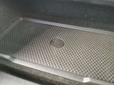 【ワイヤレスデバイスチャージング】置くだけでスマートフォンを充電することが出来ます。インテリアに溶け込んでおり、ラグジュアリーな雰囲気を損なうことはありません。