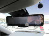 スマートルームミラーも付いています。後方ピラーや荷物、後席に同乗している方や曇りなど視界が遮られた場合でも後方カメラからの映像で安全確認をすることができます。