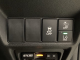 Hondaセンシング用の、VSA(ABS+TCS+横滑り抑制)解除と路外逸脱抑制機能のオンオフスイッチなどはハンドルの右側に装備しています。