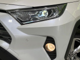 【LEDヘッドライト】悪天候や夜間走行時も良好な視界を確保し安心して運転できる高輝度LEDヘッドライトを装備!点灯速度が早く、消費電力も抑えられています。