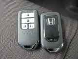 スマートキー付!キーを取り出さなくてもドアロックの施錠・開錠、エンジンの始動が出来ます!雨の日や荷物の多い日にとても便利ですね♪
