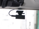 この車にはリアにもドライブレコーダーを装備しております◆映像・音声などを記録する自動車用の装置です。 もしもの事故の際の記録はもちろん、旅行の際の思い出としてドライブの映像を楽しむことができます。
