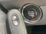 【キーレススタートシステム】カバンやポケットに入れたままでもドアの施錠・解錠が可能なスマートキーを装備。エンジンのオン・オフ時もカギを取り出す必要が無いからとっても便利です♪