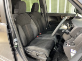乗降がしやすい運転席。高さが調節できて小柄な方でも運転しやすいポジションをとることができます。