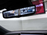 【デジタルインナーミラー】車両後方カメラの映像をインナーミラー内のディスプレイに表示。視界を遮るものがない映像で、後方の安全確認がより快適になります。一度お店でご確認して下さい!!