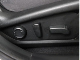 運転席は電動パワーシートが装備され、ドライバーの体系に合わせて細かいシートポジション設定が可能です!