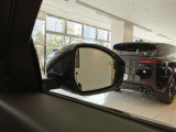 【ブラインドスポットモニター】車外の車をいち早く検知しドライバーに知らせるドライバーアシスト機能となっております。