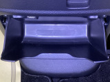 足元部分にはちょっとした小物を入れるのに便利な収納BOXもあります。