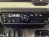 オートエアコンがついてますので、簡単操作で快適に過ごせます。リア熱線のスイッチの中にサイドミラーヒーターも入っています。パネル内のシートヒータースイッチは前席の左右別々に2段階で温度設定ができます。