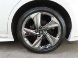 タイヤサイズは225/45R18になります。アルミはスパッタリング塗装になります。