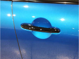 【スマートキー】車両のキーをカバンやポケットに入れたまま、お車の開閉が可能で御座います。お車の前に立ってキーを探す必要が御座いません。