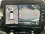 アラウンドビューモニターです。4つのカメラからの映像を合成・処理することで空から見下ろすような視点で周囲を確認でき、駐車時のクルマの位置確認がスムーズになります。
