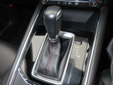 CX-5のシフトレバーです。MTモード付きの6ATで、しなやかな走りを支えます。また、足元にはフロアマットも装着済みです。