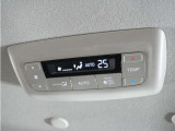 後席用エアコンの操作パネルも装備されており、同乗者の方もお好みの温度で快適なドライブをお楽しみいただけます。