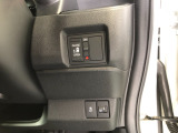 【片側電動スライドドア】リモコンや運転席のスイッチ操作のほか、ドアハンドルを少し引くだけでリアドアが自動開閉します♪
