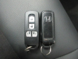 スマートキー付!キーを取り出さなくてもドアロックの施錠・開錠、エンジンの始動が出来ます!雨の日や荷物の多い日にとても便利ですね♪