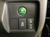 Hondaセンシング用の、VSA(ABS+TCS+横滑り抑制)解除と路外逸脱抑制機能のオンオフスイッチなどはハンドルの右側に装備しています。燃費に役立つECONボタンもここです。