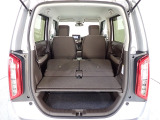リアシートを使用しない時は、前に倒せば更に広々ラゲッジスペースの出来上がりです、更にたくさんの荷物が積み込み可能です!