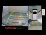 パノラミックビューモニター付きです。車両を上から見たような映像をモニター画面に表示。運転席からの目視では見にくい、車両周辺の状況をリアルタイムでしっかり確認できます。