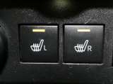 運転席と助手席には寒い時にうれしいシートヒーターが装備されてます。