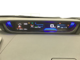 中央にデジタル表示のスピードメーターを配したハイブリット専用メーターになっています。左側のインフォメーション画面で燃費などの情報を確認できます。