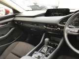 現在のMAZDA車はインパネ配置が視線の動きが少なくなるように設計レイアウトされています☆ひとつひとつの部品からMAZDAの安全に対するこだわりを感じる事が出来ます☆